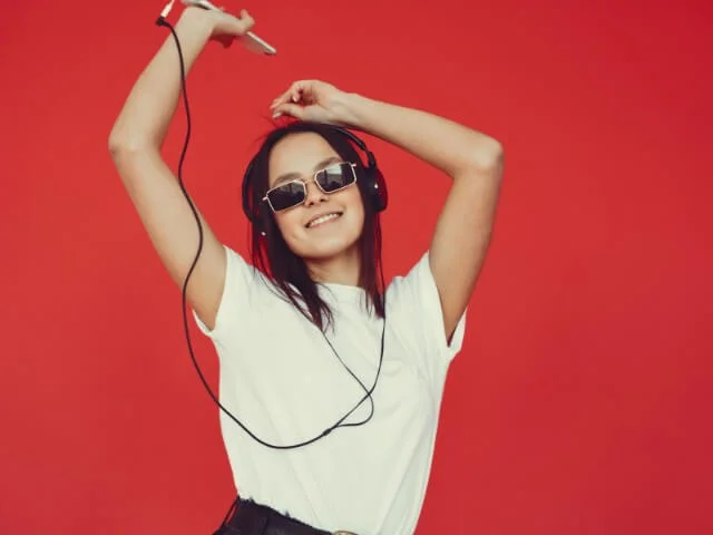 mulher ouvindo música em ingles esse é um dos melhores metodos para aprender inglês