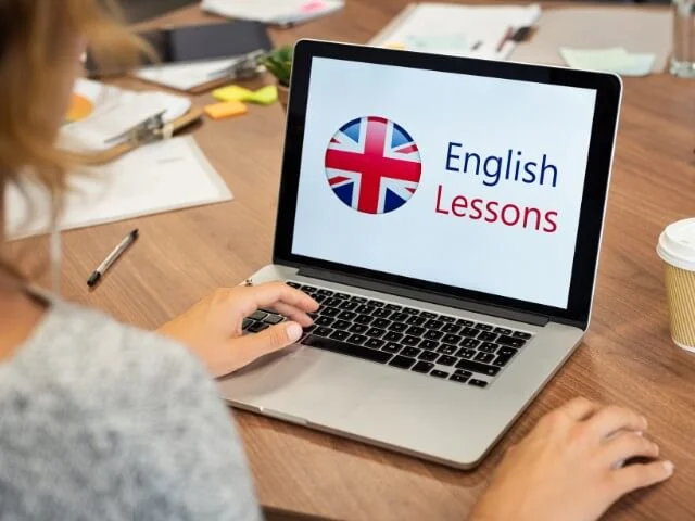 mulher com nootbook aberto estudando inglês